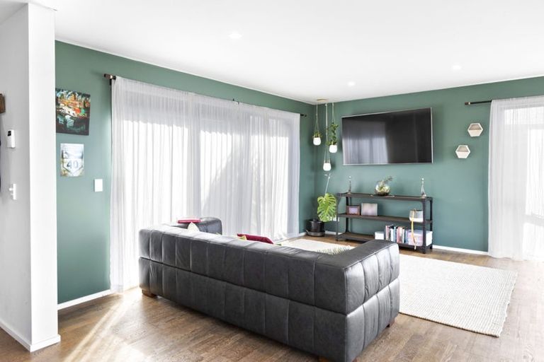 Photo of property in 16 Piper Way, Newlands, Wellington, 6037