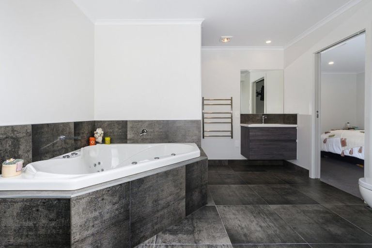 Photo of property in 11 Oyster Place, Omokoroa, 3114