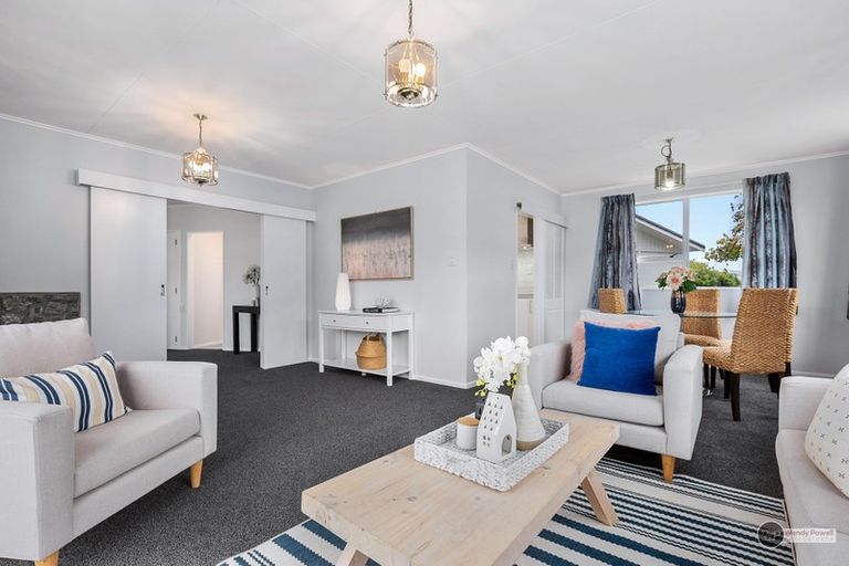 Photo of property in 6 Omaha Grove, Totara Park, Upper Hutt, 5018