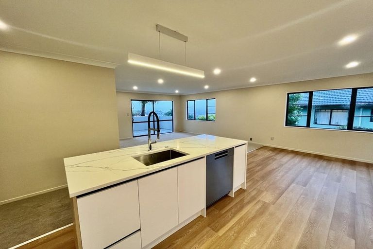 Photo of property in 5 Maidstone Place, Oteha, Auckland, 0632