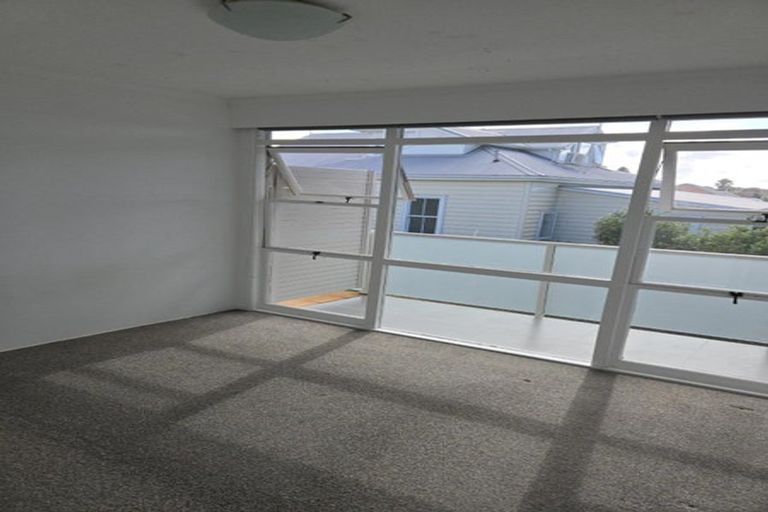 Photo of property in 2/77 Old Lake Road, Narrow Neck, Auckland, 0624