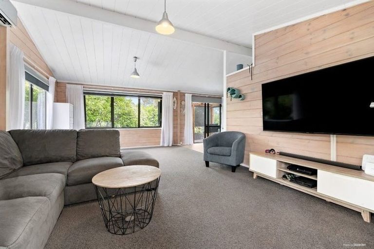 Photo of property in 1389 Whangaparaoa Road, Army Bay, Whangaparaoa, 0930
