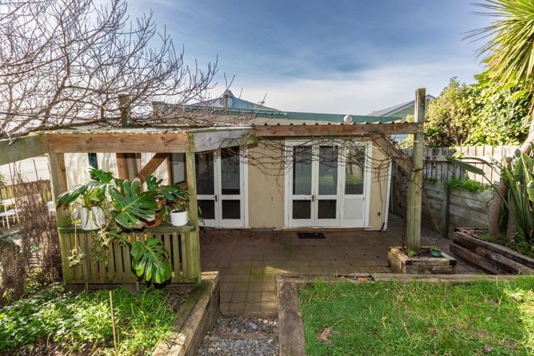 Photo of property in 192 Sutherland Road, Lyall Bay, Wellington, 6022