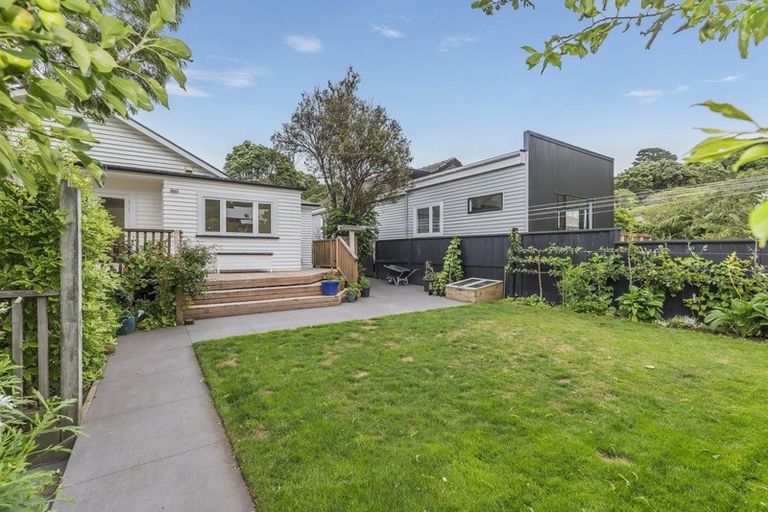 Photo of property in 11 Waikare Street, Karori, Wellington, 6012