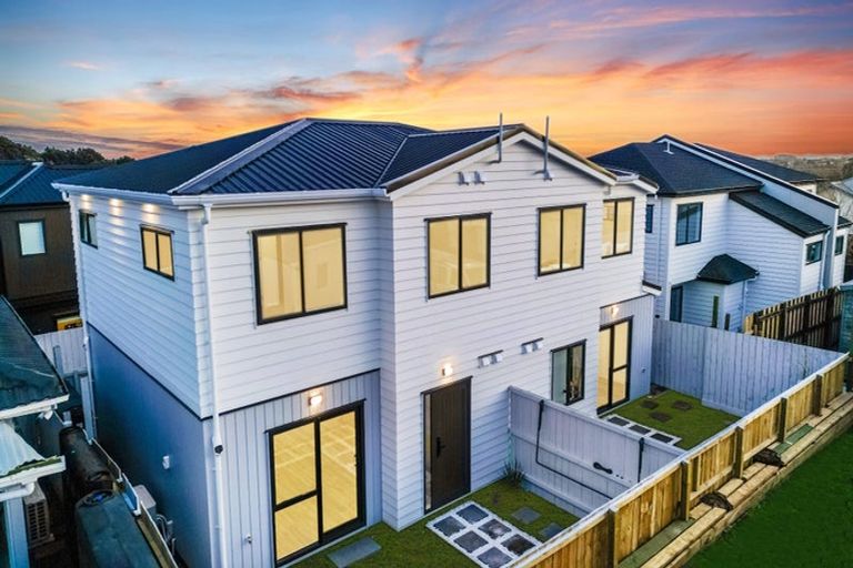 Photo of property in 2/7 Gambare Place, Wattle Downs, Auckland, 2103