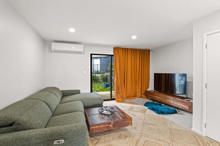 Photo of property in 2 Mikoikoi Crescent, Mangere Bridge, Auckland, 2022