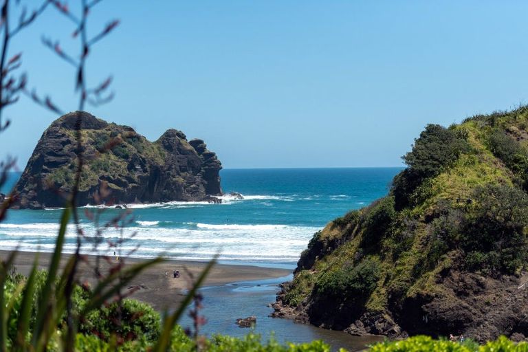 Photo of property in 20 Garden Road, Piha, New Lynn, 0772