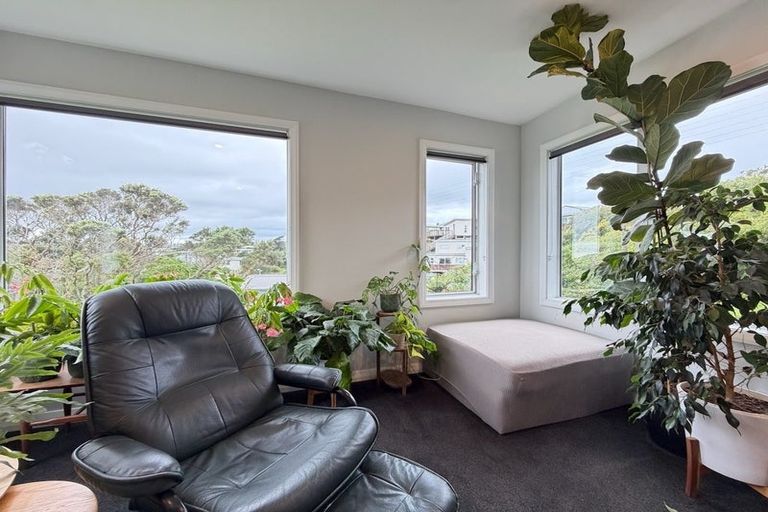 Photo of property in 98 Glanmire Road, Newlands, Wellington, 6037