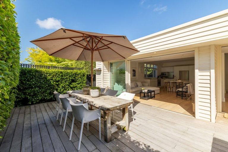 Photo of property in 33 Hawkesbury Avenue, St Albans, Christchurch, 8014