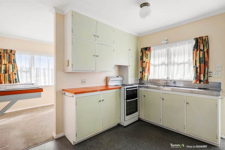 Photo of property in 15 Warrington Grove, Newlands, Wellington, 6037