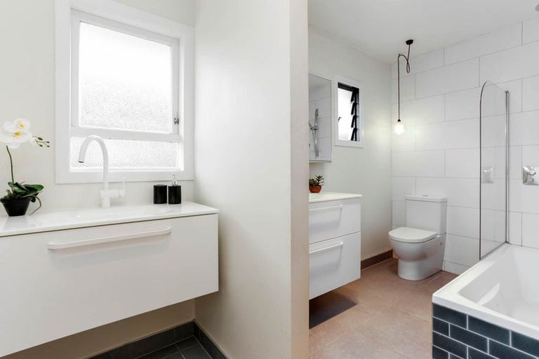 Photo of property in 28 Harbour View Road, Te Atatu Peninsula, Auckland, 0610