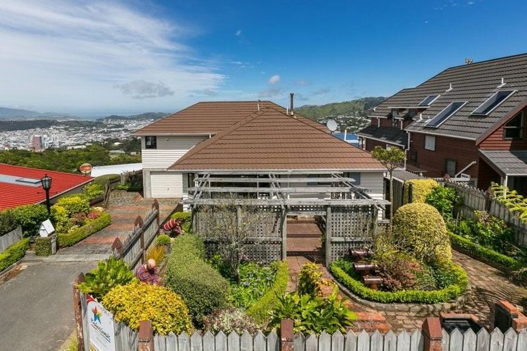 Photo of property in 2 Flint Way, Northland, Wellington, 6012