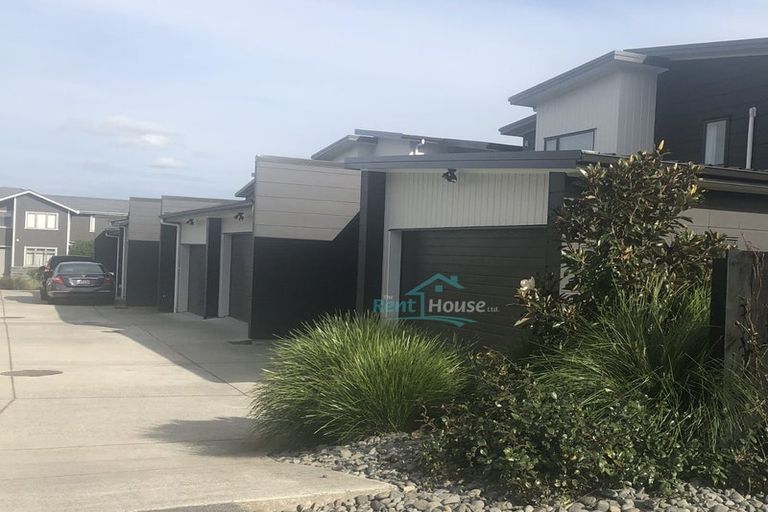 Photo of property in 4/60 Hayfield Way, Karaka, Papakura, 2580