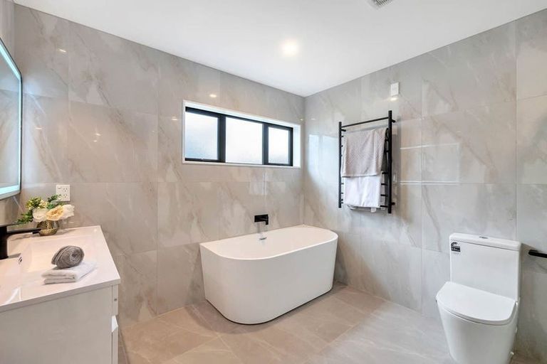 Photo of property in 23a Cottam Grove, Northcross, Auckland, 0632