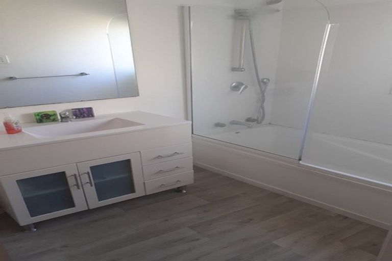 Photo of property in 9 Meadowood Drive, Unsworth Heights, Auckland, 0632