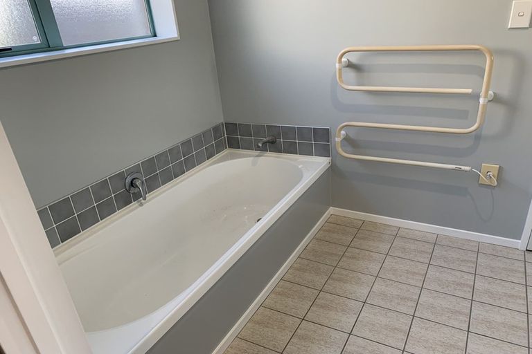 Photo of property in 16 Imelda Road, Te Atatu Peninsula, Auckland, 0610