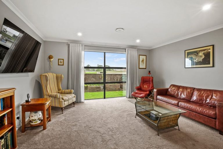 Photo of property in 10 Francis Douglas Drive, Westown, New Plymouth, 4310