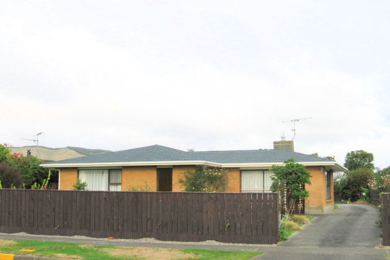 Photo of property in 23 Rewarewa Crescent, Waikanae, 5036