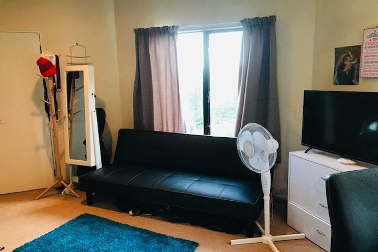 Photo of property in 2/2 Deverell Place, Northcross, Auckland, 0632