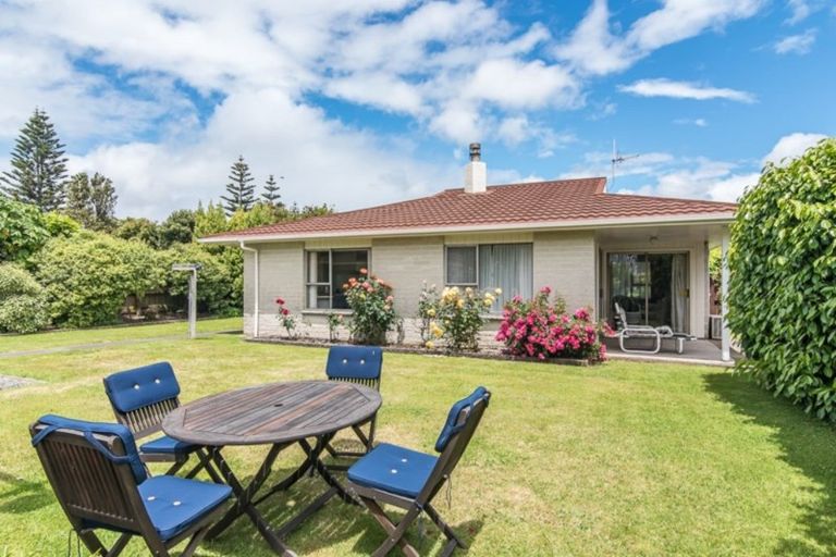 Photo of property in 42 Rewarewa Crescent, Waikanae, 5036
