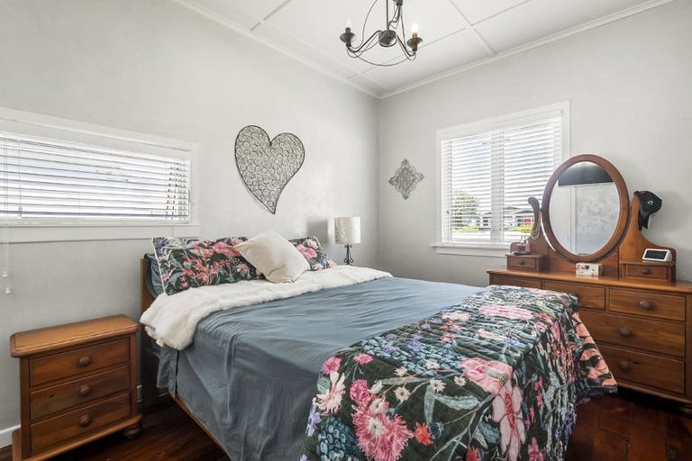 Photo of property in 1/24 Toroa Street, Torbay, Auckland, 0630