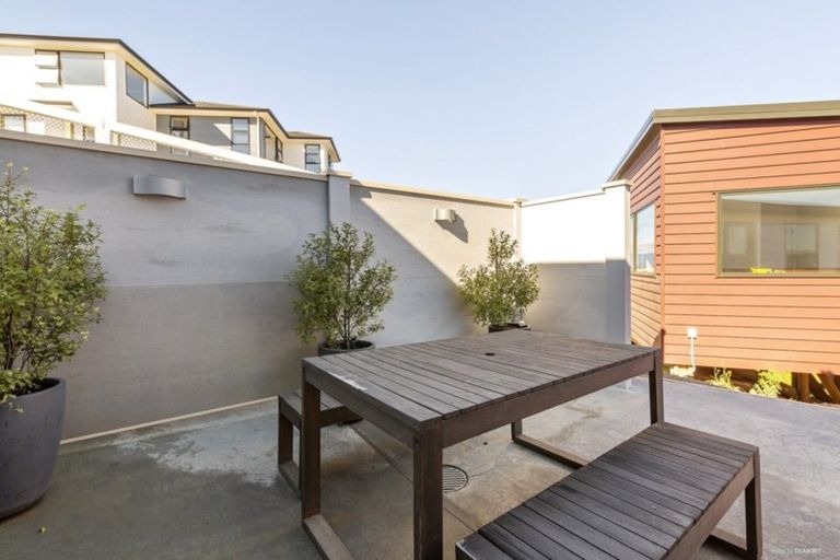 Photo of property in 8 Piper Way, Newlands, Wellington, 6037