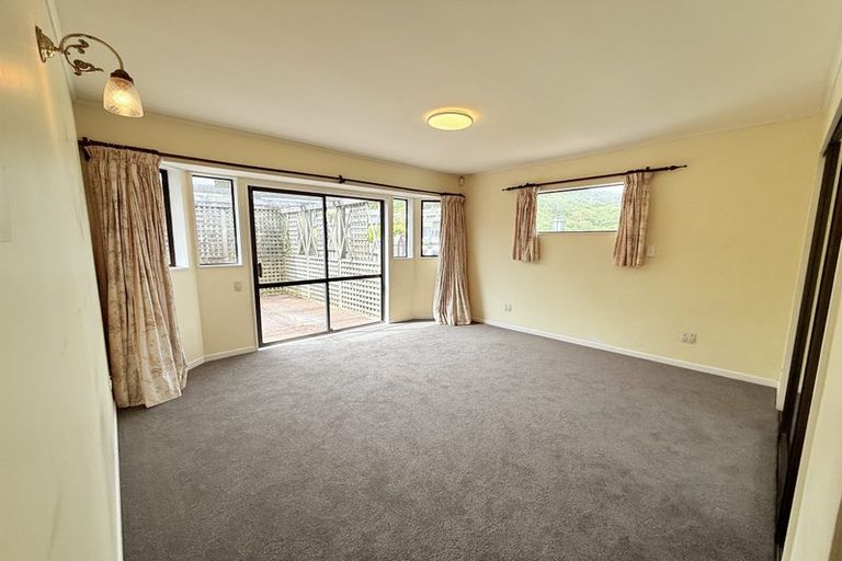 Photo of property in 2 Flint Way, Northland, Wellington, 6012