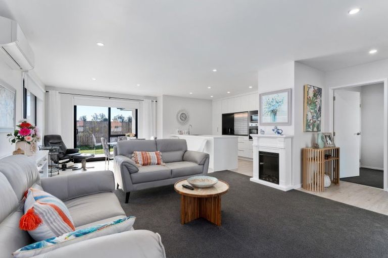 Photo of property in 6 Georgina Beyer Way, Carterton, 5713