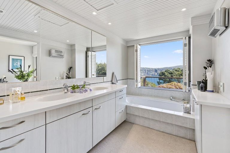 Photo of property in Beauport Apartments, 30u2 The Crescent, Roseneath, Wellington, 6011