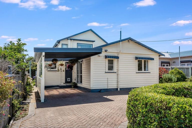 Photo of property in 76 Bayview Road, Paremata, Porirua, 5024