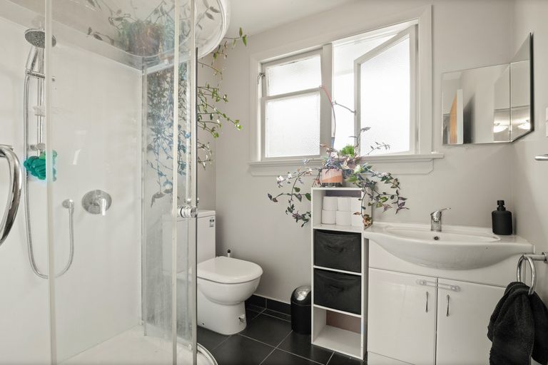 Photo of property in 73 Macandrew Road, South Dunedin, Dunedin, 9012
