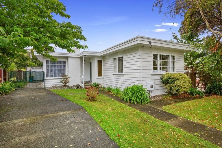 Photo of property in 4 Lyndhurst Road, Tawa, Wellington, 5028