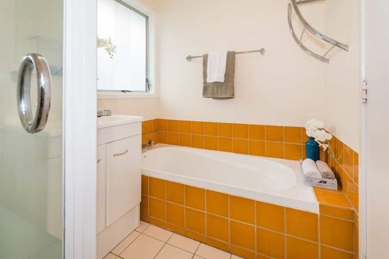 Photo of property in 5 Santiago Crescent, Unsworth Heights, Auckland, 0632