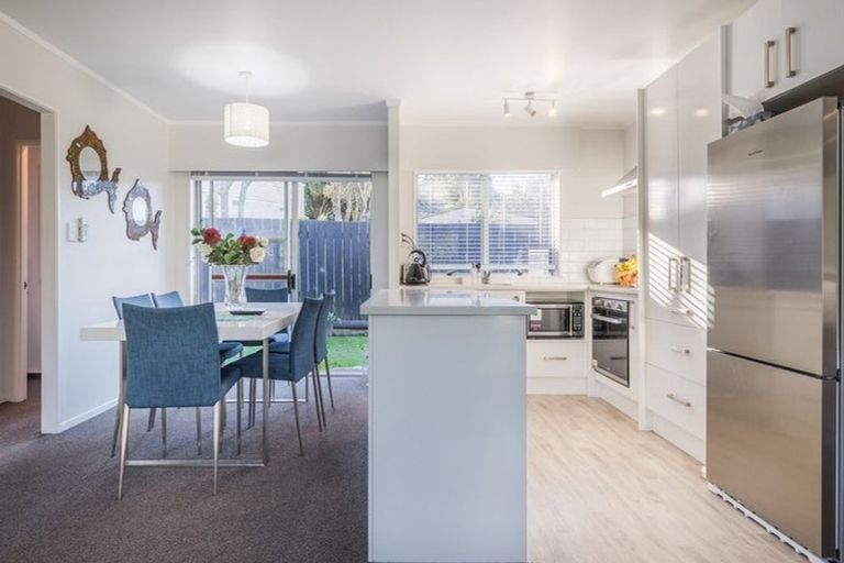Photo of property in 2/18 Kashmir Road, Glen Eden, Auckland, 0602