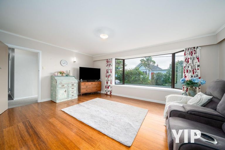 Photo of property in 2 Griffiths Grove, Newlands, Wellington, 6037