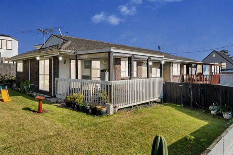 Photo of property in 2/56 Archibald Road, Kelston, Auckland, 0602