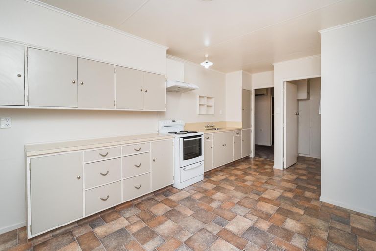 Photo of property in 15b Wikiriwhi Crescent, Awapuni, Palmerston North, 4412