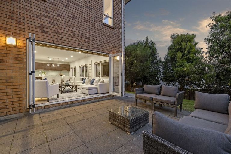 Photo of property in 12 Lakeridge Close, Northcross, Auckland, 0632