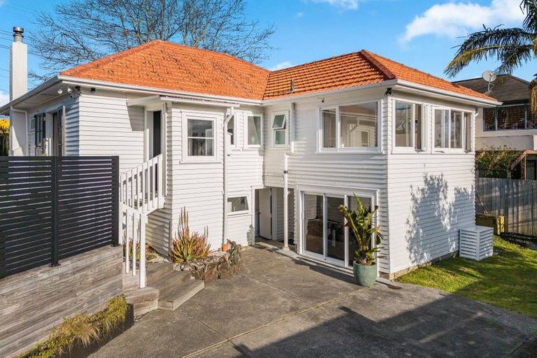 Photo of property in 1/150 East Coast Road, Forrest Hill, Auckland, 0620