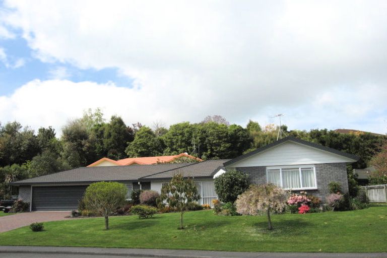 Photo of property in 35 Capricorn Place, Kawaha Point, Rotorua, 3010