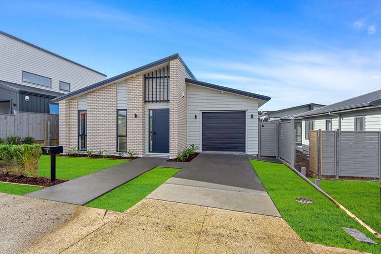 Photo of property in 28 Port Way, Rosehill, 2113