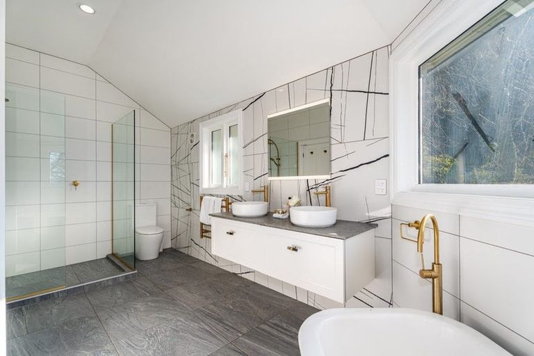 Photo of property in 50 Garden Road, Northland, Wellington, 6012