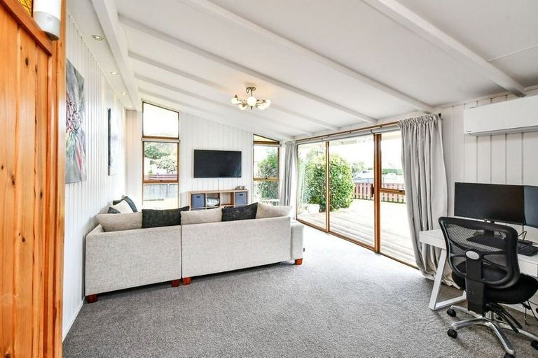Photo of property in 8 Booker Place, Weymouth, Auckland, 2103