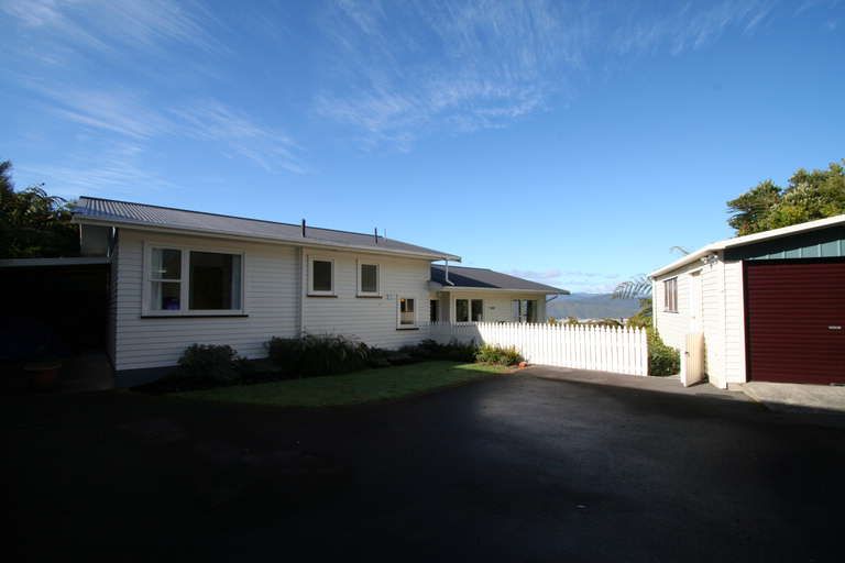 Photo of property in 8 Eastview Grove, Normandale, Lower Hutt, 5010