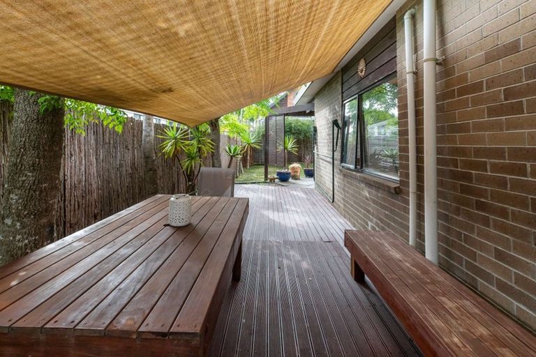 Photo of property in 37 Fields Parade, Oteha, Auckland, 0632