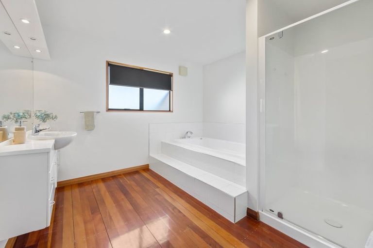 Photo of property in 33 Bryndwr Road, Fendalton, Christchurch, 8052