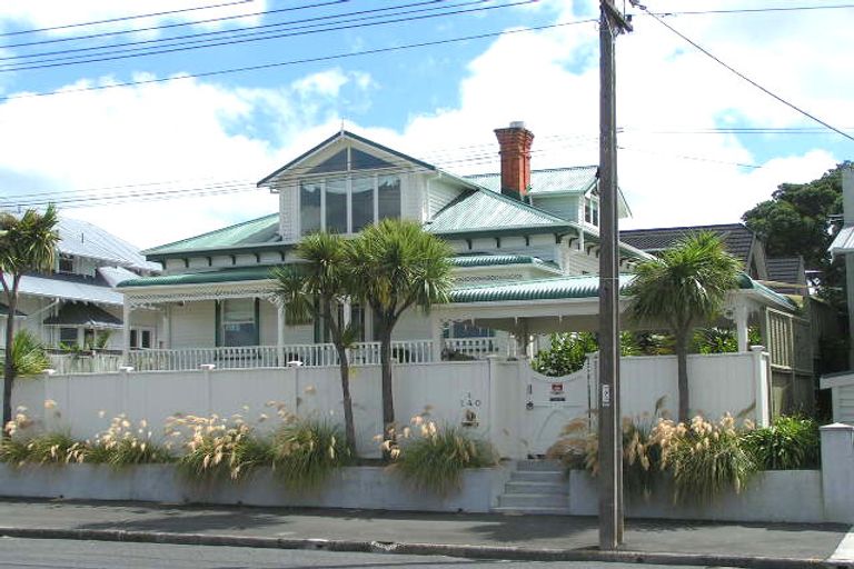 Photo of property in 2/140 Queen Street, Northcote Point, Auckland, 0627