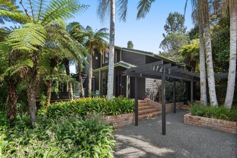 Photo of property in 19 Atarua Gardens, Waiatarua, Auckland, 0604