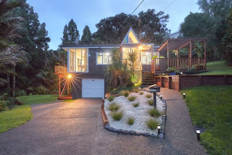 Photo of property in 27 Coroglen Avenue, Birkenhead, Auckland, 0626