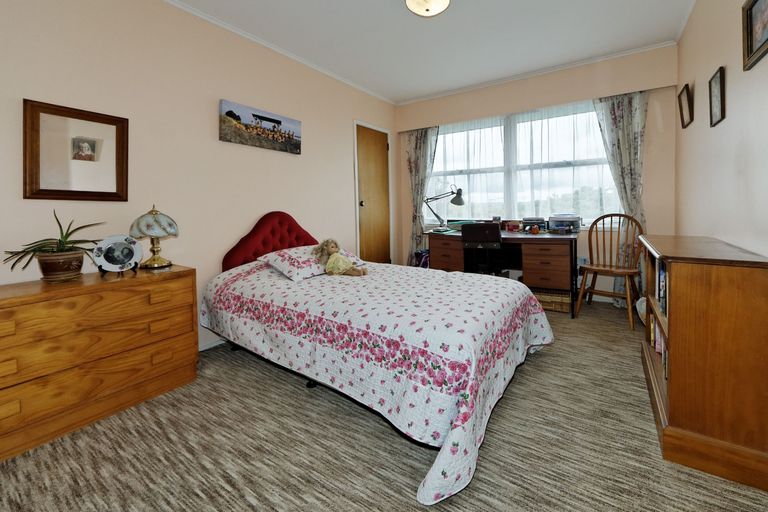 Photo of property in 2 Hilling Street, Titirangi, Auckland, 0604